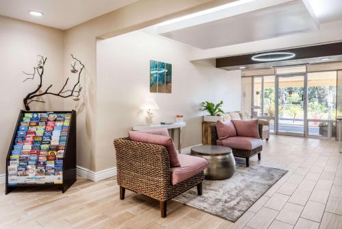 Lobby, Quality Inn & Suites Capitola By the Sea in Capitola (CA)