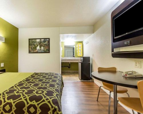 Rodeway Inn Downtown Hanford - image 14