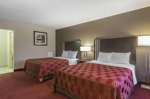 Econo Lodge Inn and Suites Lethbridge