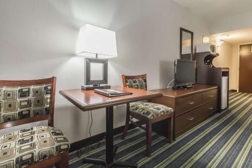 Comfort Inn & Suites Moose Jaw Set in a prime location of Moose Jaw (SK), Comfort Inn & Suites Moose Jaw puts everything the city has to offer just outside your doorstep. The property offers a high standard of service and amenities