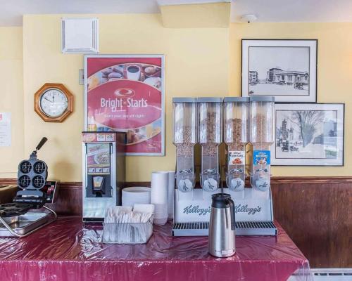 Econo Lodge Downtown - image 4