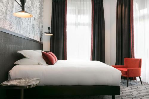 1 queen bed, 1 sofa bed