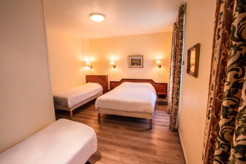 1 double bed, 2 twin beds