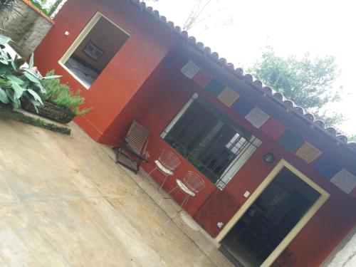 "Chalé Balines Oroboro" 1 - Casa com jardim de 150 m e cozinha completa em Macacos