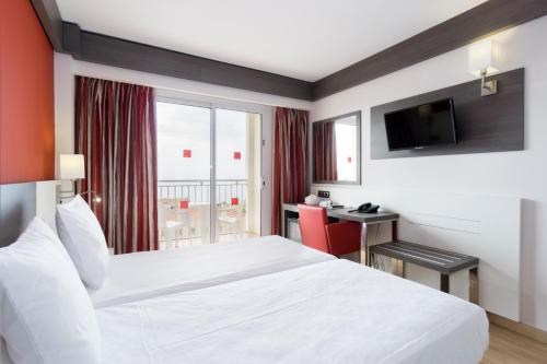 Double or Twin Room with terrace and sea view (2 Adults + 1 Child)