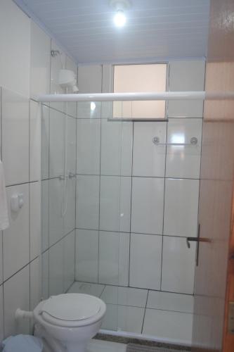 Bathroom, Suites Centro in Arraial do Cabo