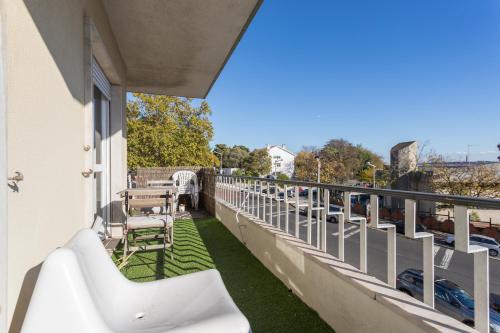  Feels Like Home Restelo Bright Apartment with Balcony in Lissabon