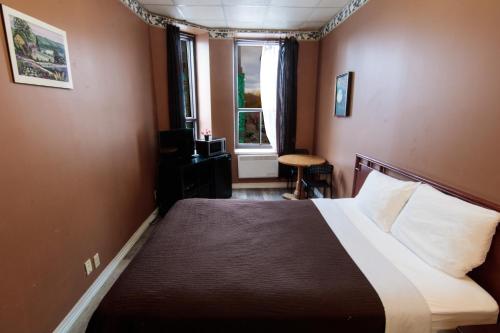 Economy Room with Shared Bathroom image 4