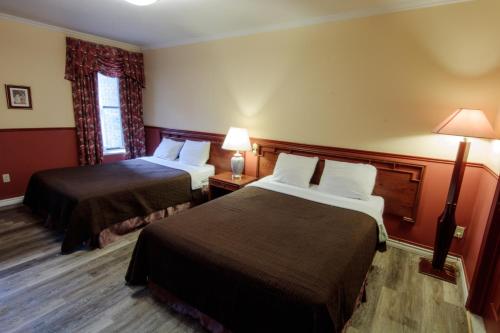 Queen Room with Two Queen Beds image 2