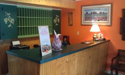 Community Court Motel - image 6