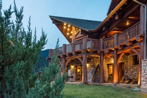 출입구, Mythica Chalet in 아기오이 아나르기로이