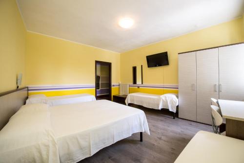 1 queen bed, 2 twin beds
