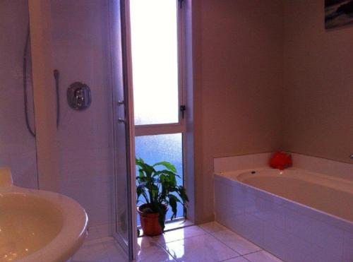 حمام, The Meadows Villa  Christchurch in Northwood