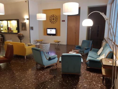 Shared lounge/TV area, ibis styles Trani in Trani