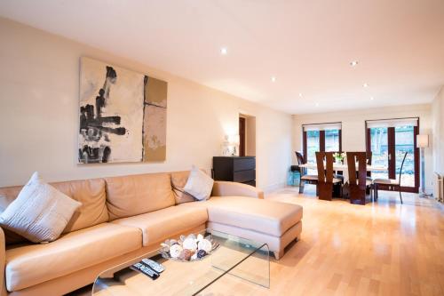 Charming Wimbledon Park Home close to Putney Heath by UndertheDoormat gîte à louer Parkside Hospital