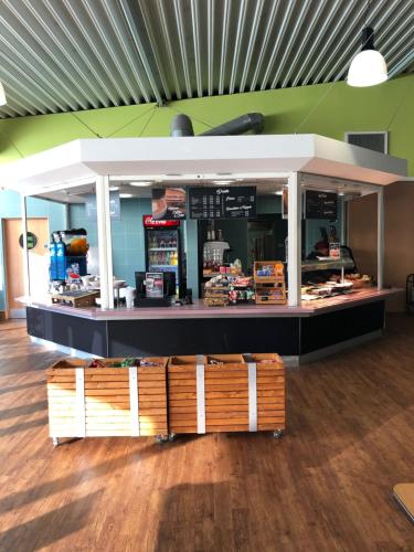 อาหารและเครื่องดื่ม, The Olympic Lodge in อายเลสบูรี่