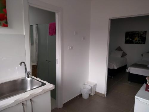 ห้องครัว, เดด ซี เดดเซิร์ตส์ เอดจ์ (Dead Sea Desert's Edge) in อาราด