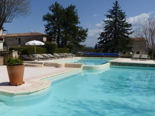 Charembeau Hotel ***