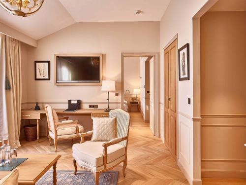 Hotel Chais Monnet & Spa Set in a prime location of Cognac, Hôtel Chais Monnet puts everything the city has to offer just outside your doorstep. Both business travelers and tourists can enjoy the propertys facilities and se