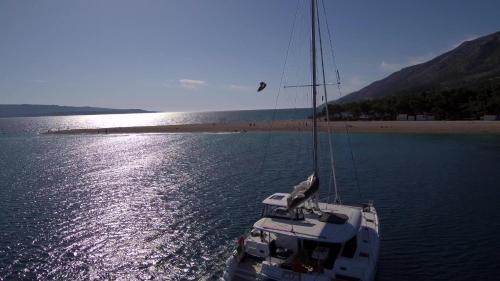Luxury Catamaran Lagoon 42, AC & GN, Split (photo 8)