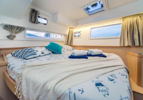 Luxury Catamaran Lagoon 42, AC & GN, Split (photo 10)