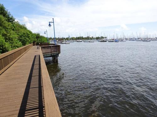 Ocean View Balcony steps from Restaurants, Peacock Park & Marina in Coconut Grove