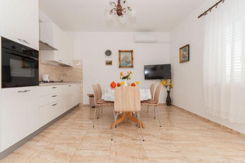 2 bedrooms, 4 beds