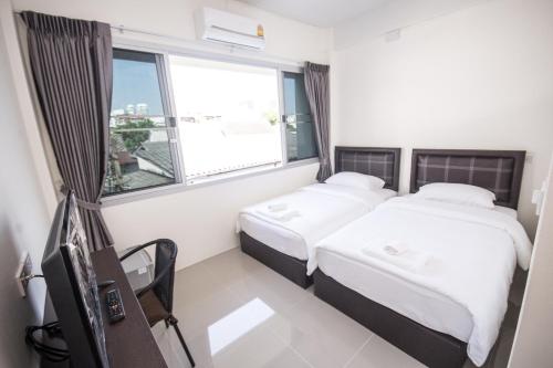 2 twin beds