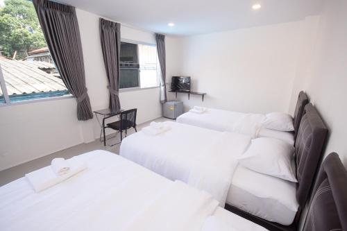 3 twin beds