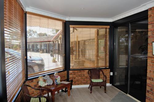 ซีวิก มอเตอร์ อินน์ (Civic Motor Inn) in คอวร่า