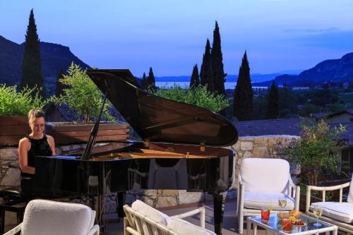 Pub/Lounge, Poiano Garda Resort Hotel in Garda