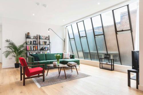3 Bedroom Warehouse-style Apartment In Balham, Balham, London