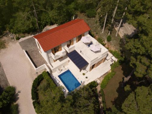 Private luxury Villa BIANCO on Solta for up to 10 persons, heated pool, free parking, very close to the beach! FREE Kajak & Mountainbikes, GREAT living area & privacy!