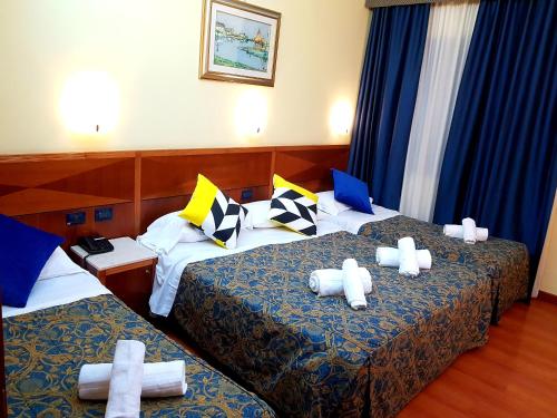 1 king bed, 2 twin beds