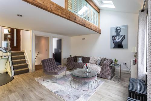 The Penthouse, Opposite Sale Metrolink, Includes Free Parking
