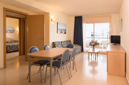 Family Suite ( 4 Adults + 2 Children)