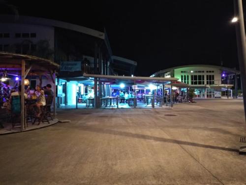 ห้องอาหาร, Marina View BAYALOCATION in เดียมานท์