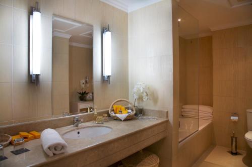 Bathroom, Taba Sands Hotel & Casino - Adult Only in Taba