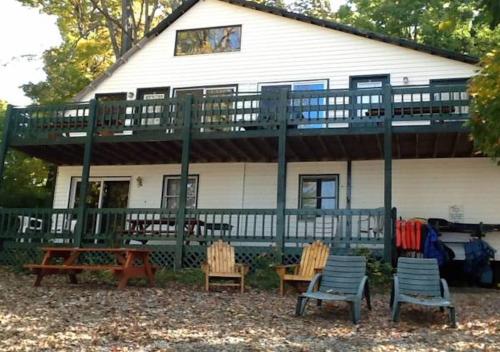 The Elms Waterfront Cottages