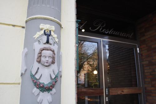 Hotel Deutsches Haus - image 11