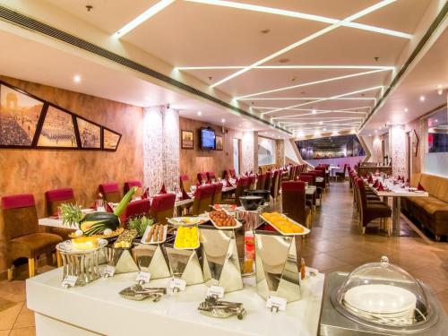 Restaurant, Hotel Rockdale in Ram Nagar
