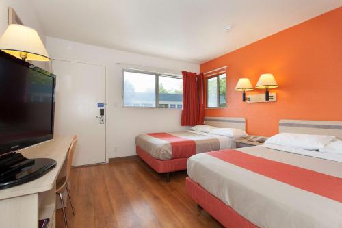2 double beds