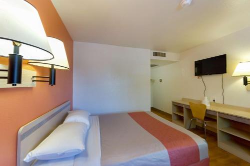 Motel 6 Weed - Mount Shasta The 2-star Motel 6 Weed - Mount Shasta offers comfort and convenience whether youre on business or holiday in Weed (CA). The hotel offers a wide range of amenities and perks to ensure you have a grea