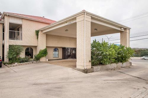 Motel 6-San Antonio, TX - Fiesta Trails