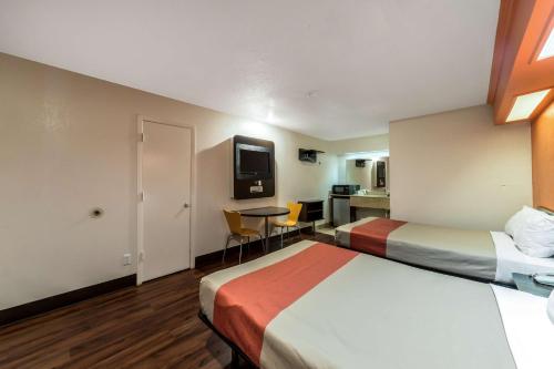 Motel 6-San Antonio, TX - Splashtown