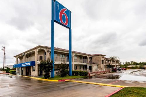 ทางเข้า, Motel 6 San Antonio, TX - Frost Bank Center near สวนพฤษชาติซานแอนโตนิโอ