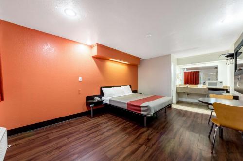 Motel 6-San Antonio, TX - Splashtown Set in a prime location of San Antonio (TX), Motel 6 San Antonio - Splashtown puts everything the city has to offer just outside your doorstep. The hotel offers a high standard of service and amenitie