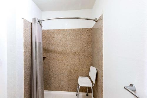 Motel 6 San Antonio, TX - Frost Bank Center - 화장실