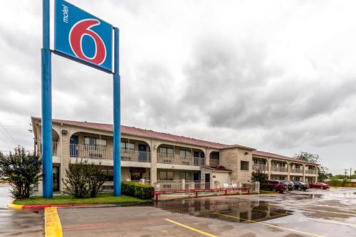 Motel 6 San Antonio, TX - Frost Bank Center
