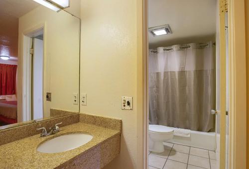 Deluxe King Room - Non-Smoking